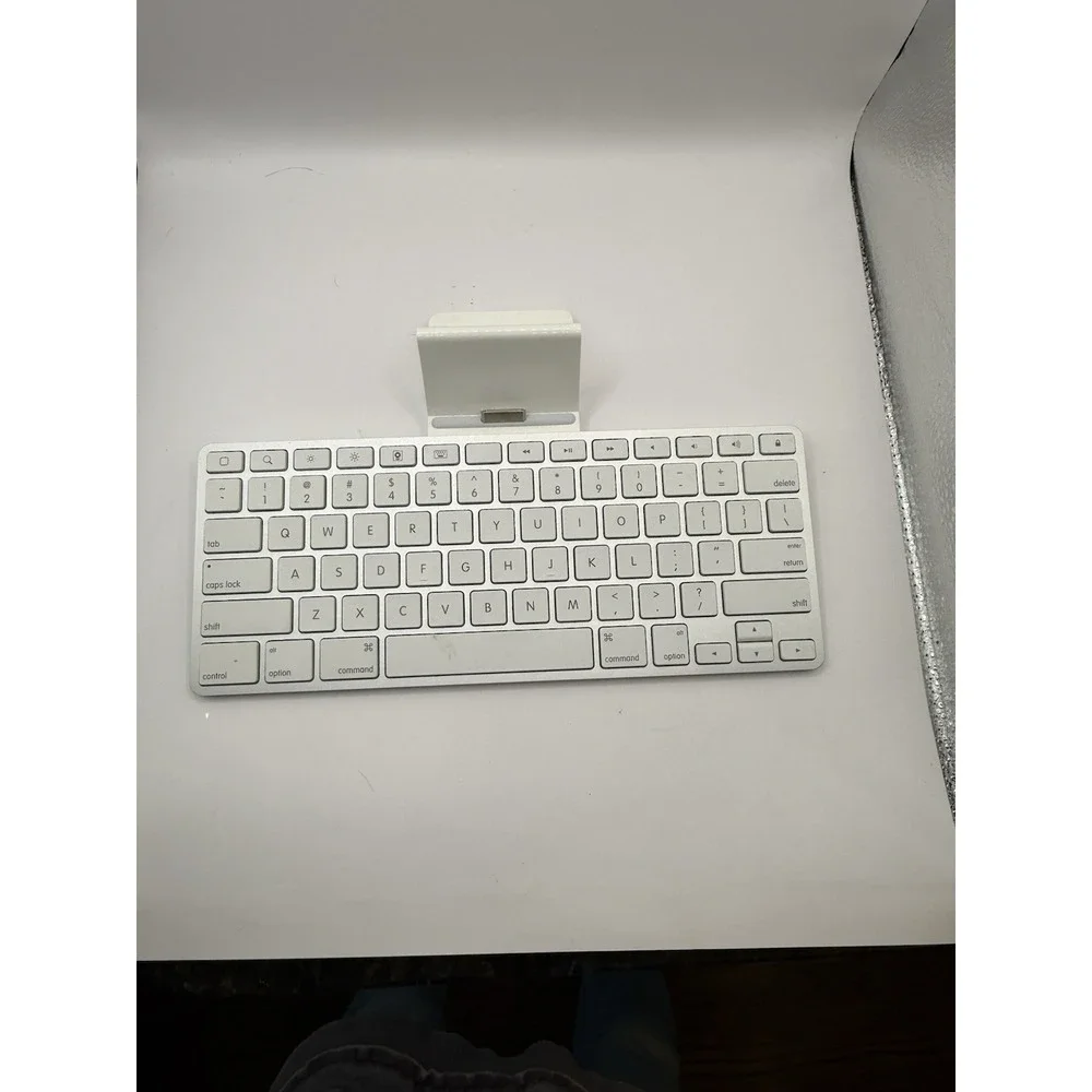 Apple Keyboard Dock A1359 for iPad 1st 2nd 3rd Gen iPhone 2,3,4 30-pin connector